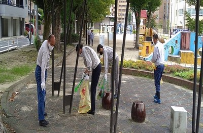 地域清掃活動を行っています